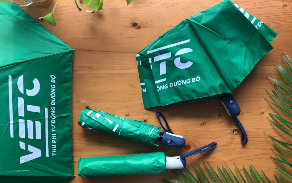 yếu tố ảnh hưởng đến giá in dù cầm tay